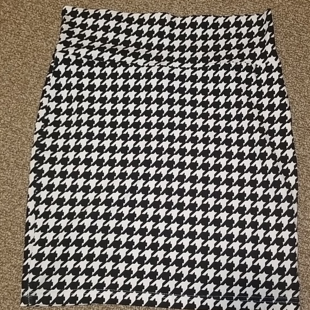 Skirts - Picture 2 of 7